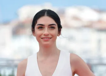 Bir Yıldızın Yükselişi: İnci Taneleri'nin Dilber'i Hazar Ergüçlü'nün Bilinmeyenleri