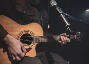 Sahne Işıklarının Ardındaki Sır: Ünlü Gitaristlerin Okulu Gitar Akademi