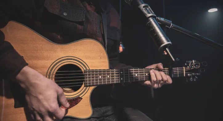 Sahne Işıklarının Ardındaki Sır: Ünlü Gitaristlerin Okulu Gitar Akademi