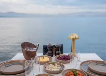 Ünlülerle Karşılıklı Masalarda Oturabileceğiniz En İyi 11 Mekan